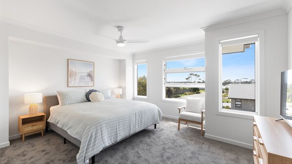 6 عدّة غرف نوم ومكواة/لوح كي وسرير سفر وخدمة الإنترنت