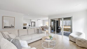 تلفزيون، تنس طاولة، كُتُب