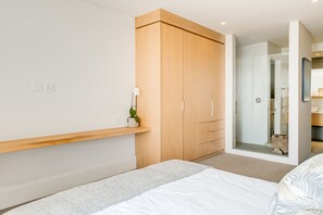 Apartment | 2 bedrooms, desk, Internet
