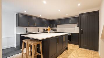 House | 9 bedrooms, desk