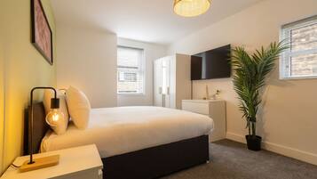 House | 9 bedrooms, desk