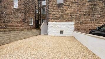 House | 9 bedrooms, desk