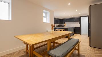 House | 9 bedrooms, desk