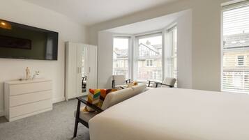 House | 9 bedrooms, desk