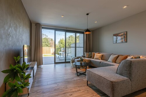 House Tilo Charming Holiday Home in Ypres for 8 Guests History Nature and Relaxation