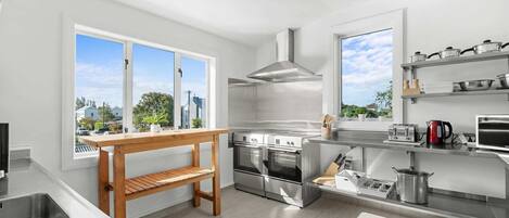 Refrigerador, microondas, placa de cocina, cafetera/tetera