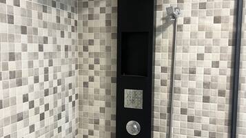 Secador de pelo, toallas y papel higiénico