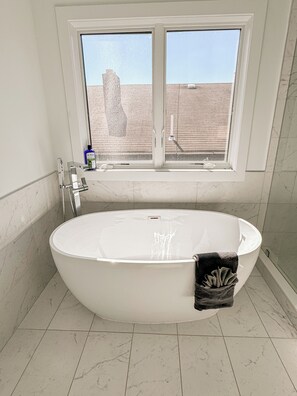 Douche, baignoire à remous, séchoir à cheveux, serviettes fournies