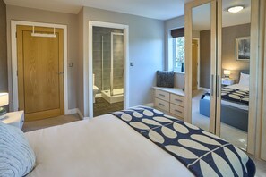 2 bedrooms, iron/ironing board, WiFi, bed sheets - Host & Stay | Danford Court (Solihull)