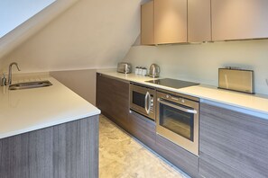 Kjøleskap, mikrobølgeovn, ovn og oppvaskmaskin