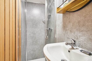 Shower, hair dryer, towels, shampoo - Host & Stay | Number 5 (Whitby)