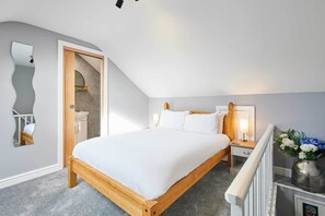 3 bedrooms, iron/ironing board, travel crib, WiFi - Host & Stay | Number 5 (Whitby)