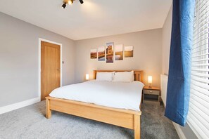 3 habitaciones, tabla de planchar con plancha, cuna de viaje y wifi