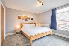 3 bedrooms, iron/ironing board, travel crib, WiFi - Host & Stay | Number 5 (Whitby)