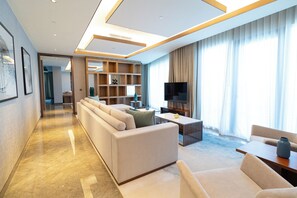 Penthouse Exclusive, quang cảnh kênh | Khu phòng khách | TV màn hình phẳng 