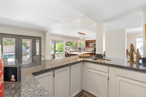 Refrigerador, microondas, placa de cocina, lavavajillas