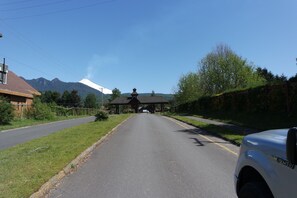 Property grounds - House Hacienda Puerto Pucon in Private Condominium 3 Swimming Pools parking lot (Pucon)