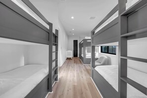 5 Schlafzimmer, Bügeleisen/Bügelbrett, kostenloses WLAN, Bettwäsche