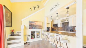 Micro-ondes, plaque de cuisson, lave-vaisselle, cafetière/bouilloire