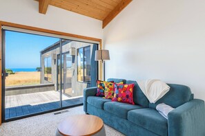 تلفزيون، مدفأة، مكتب