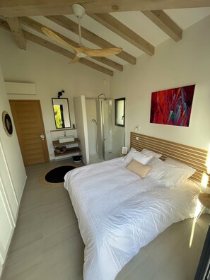 4 bedrooms, iron/ironing board, WiFi, bed sheets