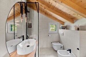 Douche, séchoir à cheveux, serviettes fournies