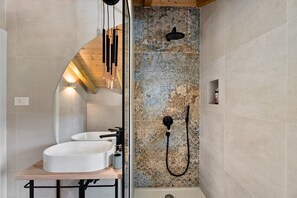 Een douche, een haardroger, handdoeken