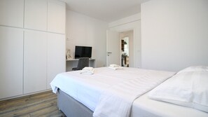 3 habitaciones, tabla de planchar con plancha, wifi y ropa de cama 