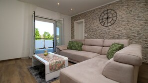 TV - Beautiful Casa Nerlović with swimming pool (Vrvari)