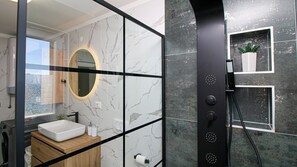 Douche, séchoir à cheveux, serviettes fournies