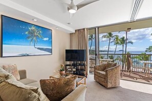 Condo, 2 Bedrooms | Living area