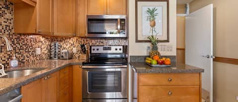 Condo, 2 habitaciones | Cocina privada | Cafetera y tetera, refrigerador, horno y tostadora