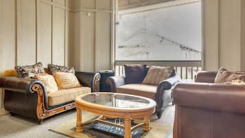 Suite, 1 Schlafzimmer | Wohnbereich | Smart-TV, Streaming-Dienste