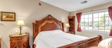 Suite, 1 Bedroom | 1 bedroom, iron/ironing board, free WiFi