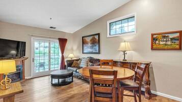 Suite, 1 Schlafzimmer | Wohnbereich | Smart-TV, Streaming-Dienste