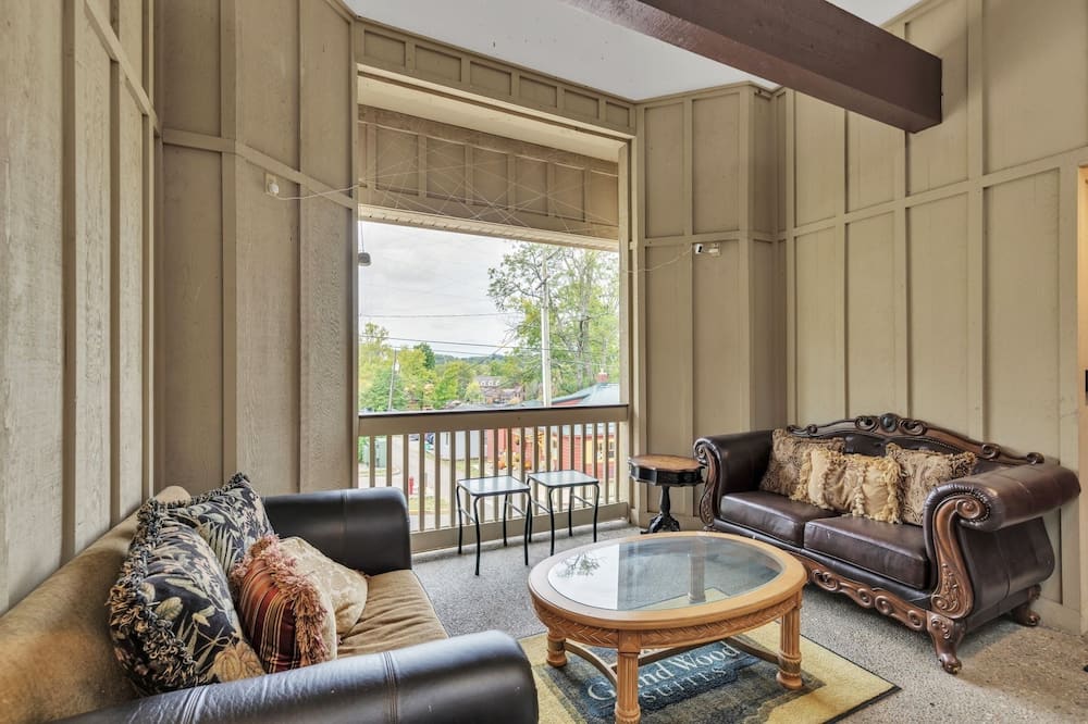 3rd Floor Back Side Penthouse Suite - 307 by Grand Wood Suites