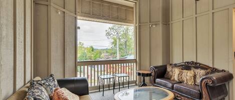 Suite, 1 Bedroom | Living area