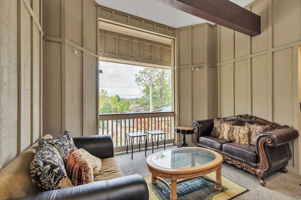 Suite, 1 Bedroom | Living area