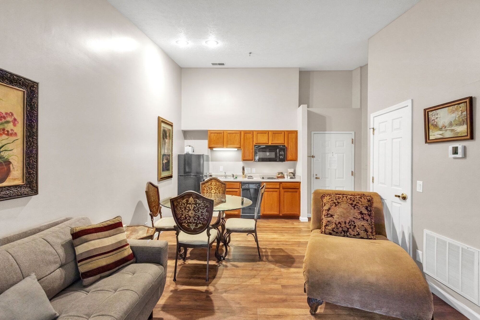 套房, 1 间卧室 | 起居区 | 智能电视、流媒体服务