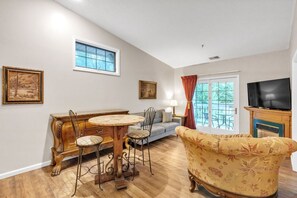 Suite, 1 habitación | Área de sala de estar | Smart TV y servicios de streaming