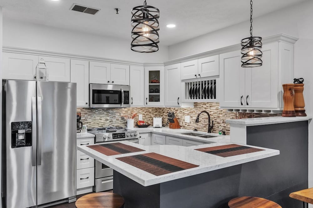 2nd Floor Front Side Signature Suite - 201 by Grand Wood Suites