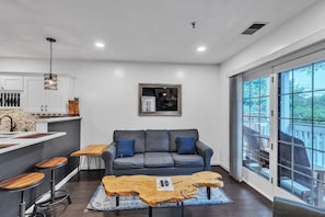 Phòng Suite, 1 phòng ngủ | Khu phòng khách | Smart TV, dịch vụ stream