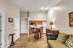 Living area - 3rd Floor Front Side Penthouse Suite - 303 by Grand Wood Suites (Nashville)