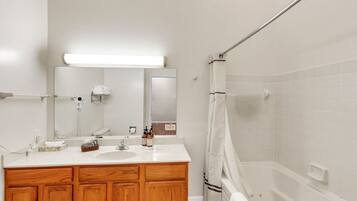 Studio | Bathroom | Towels, shampoo