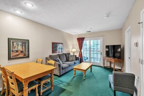 Suite, 1 habitación | Área de sala de estar | Smart TV y servicios de streaming 