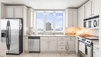 Condo, 3 quartos | Cozinha privada | Geladeira, fogão, cafeteira/chaleira