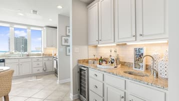 Huoneisto, 3 makuuhuonetta | Yksityinen keittiö | Jääkaappi, uuni, kahvin-/teenkeitin