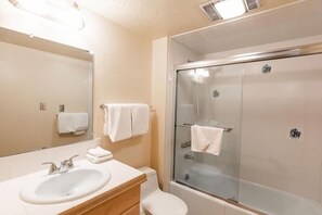 Ein Badezimmer mit Waschbecken, Toilette und einer Duschkabine.