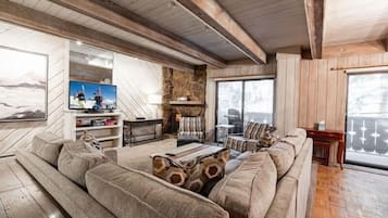 Condo, 2 Bedrooms | Living area