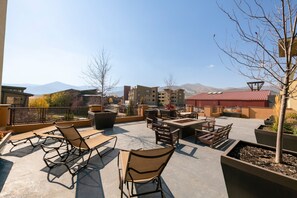 Condo, 2 Bedrooms | Tempat makan luar